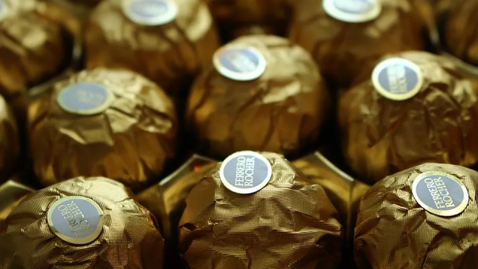 Choklad hör till det vi inte gärna lägger mycket pengar på – därför är det en perfekt present.