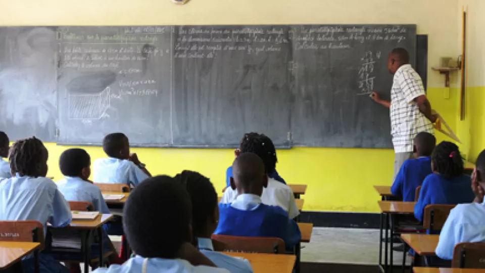 Skolelever i ett klassrum i Kigali, Rwanda