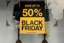 Skyltfönster med reklamtexten: "Save up to 50%. Black Friday."
