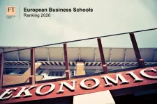 Detaljbild av fasaden till Ekonomicentrum i Lund. Skymtar gör lite himmel och bokstäverna "Economic". Innehåller även text i bild, texten lyder: "FT, Financial Times. European Business Schools, ranking 2020."