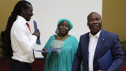 Lassana Ouattara delar ut diplom till deltagare i barnrättsprogrammet