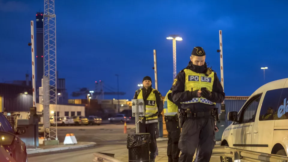Bild på en polis vid svenska gränsen