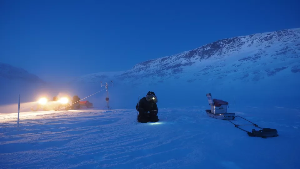 Forskare i arktiskt landskap