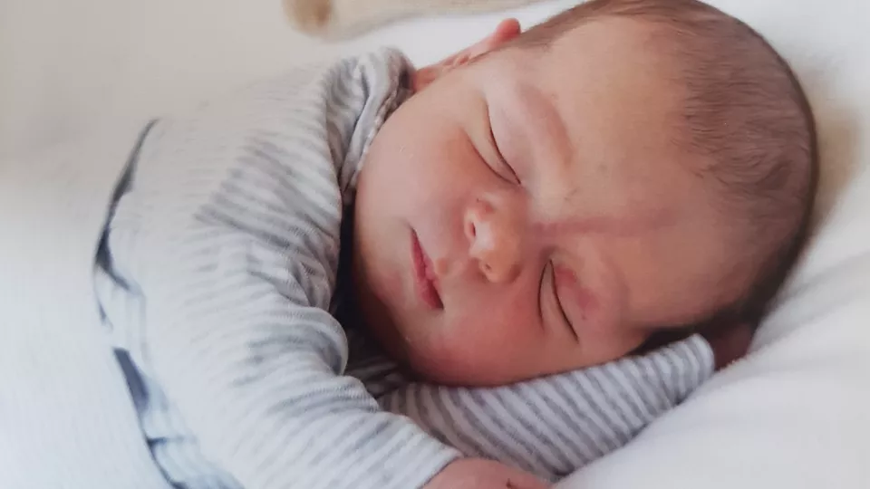 Foto på sovande bebis Arthur som föddes den 15 juli i tyska Dresden blev nummer 100 000 att screenas för hög risk för typ 1-diabetes.