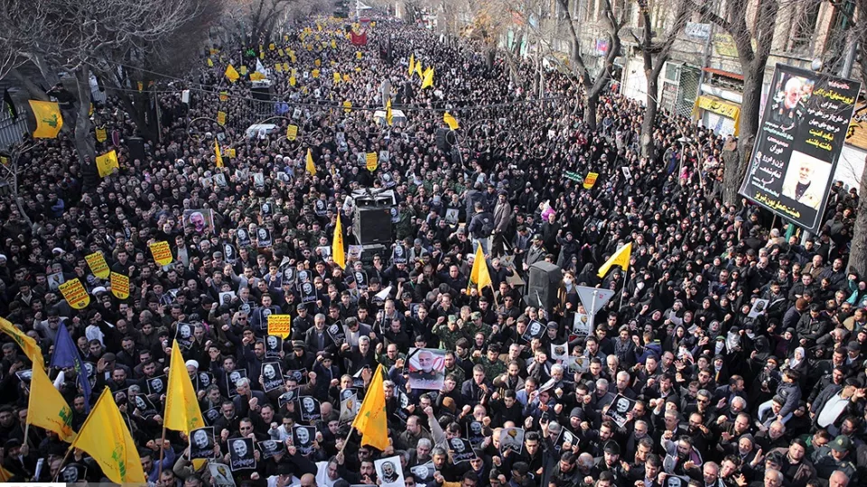 Bild från demonstrationer i Iran efter Soleimanis död