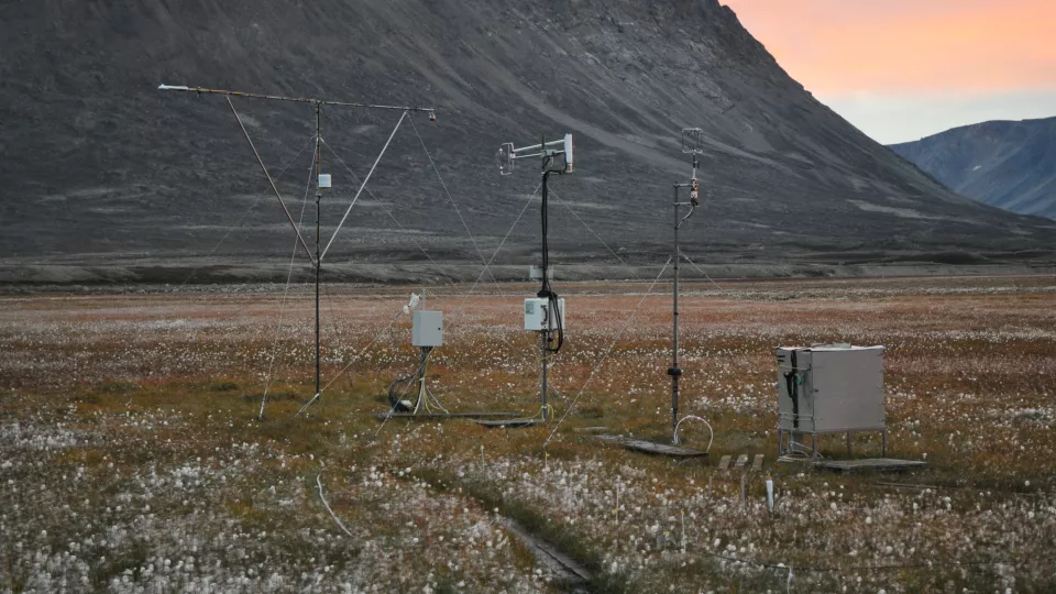 Antenner i arktiskt landskap.