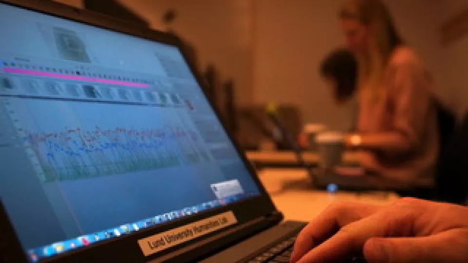 Interiörbild från Humanistlaboratoriet  med en dator i förgrunden.