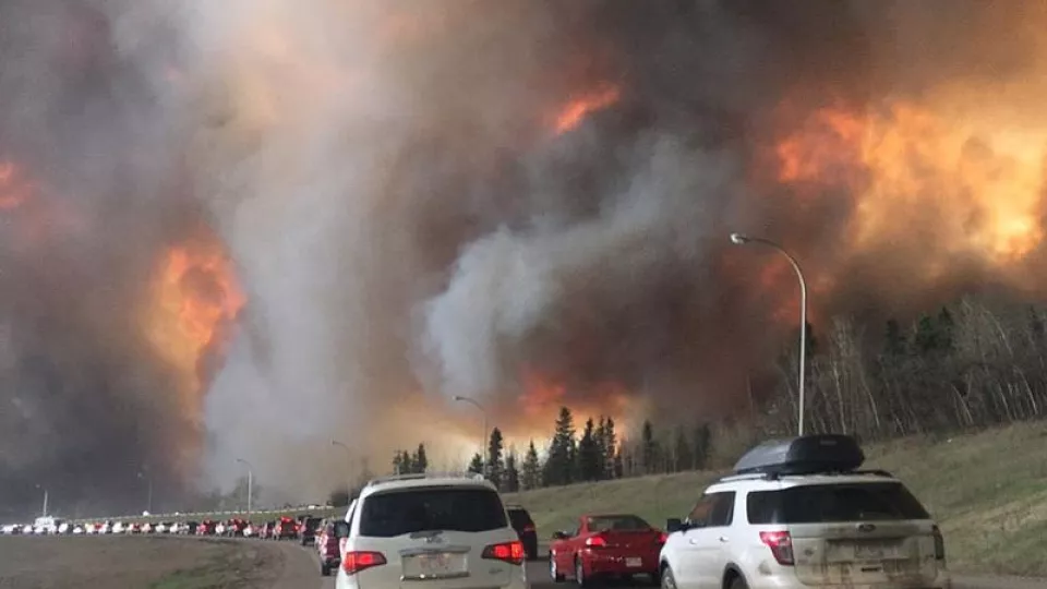 Enrico Ronchi har länge varnat för risken med skogsbränder i Sverige. Bilden visar hur folk flyr en stor brand i Kanada i maj 2016. Bild: Wikpedia