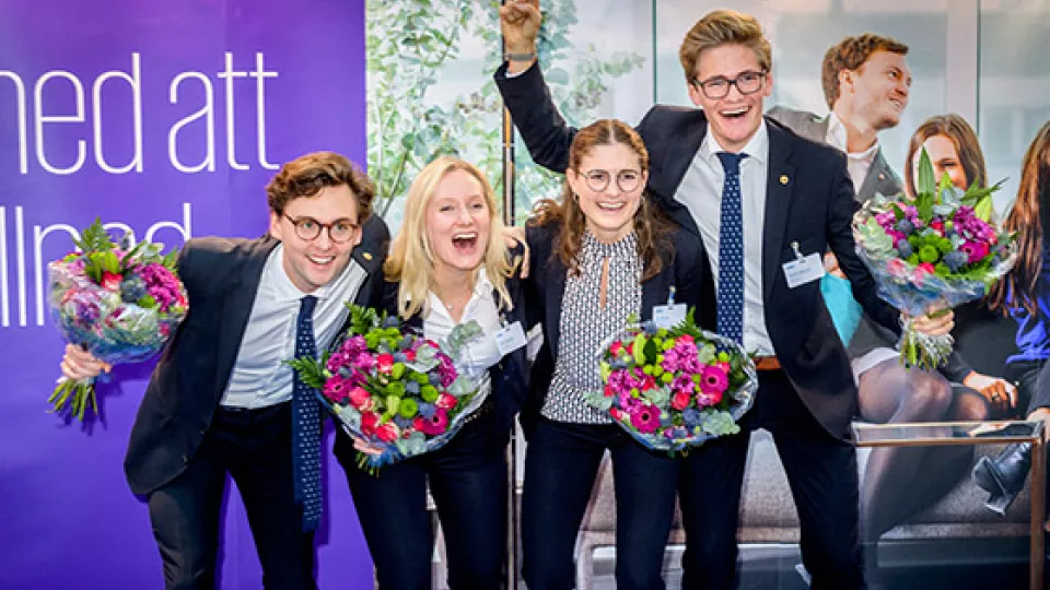 Studenter som vunnit svenska finalen av en tävling där man löser affärsproblem