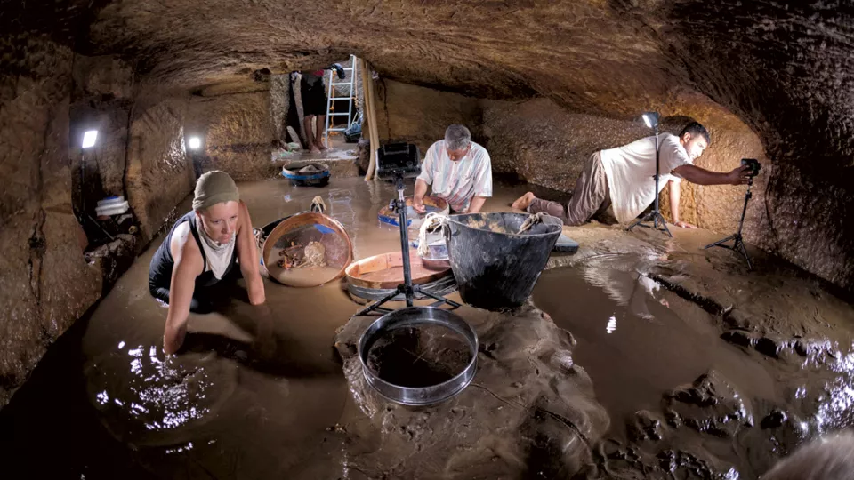 Areologer gräver i en vattenfylld grotta