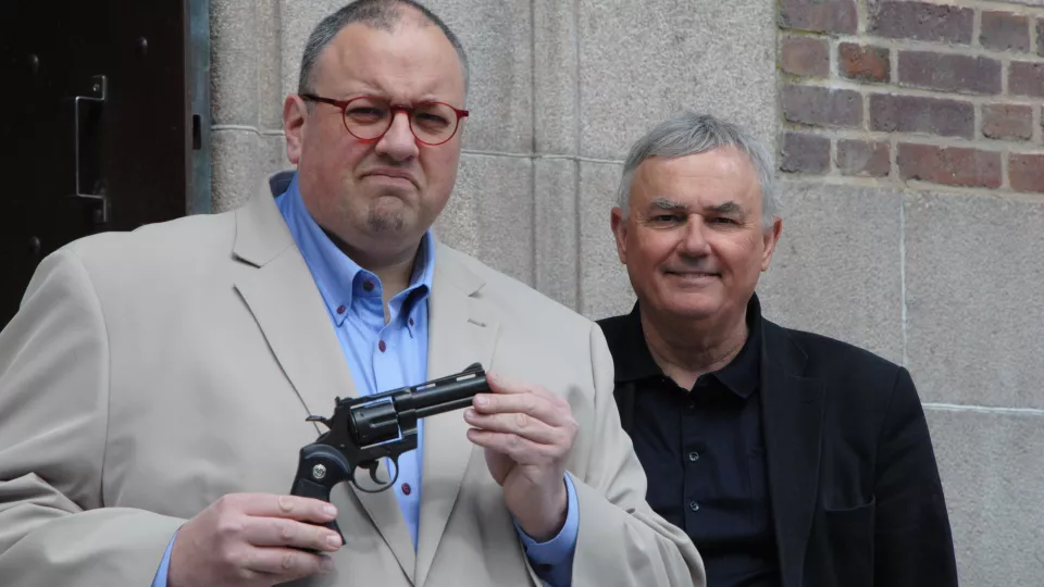  Christian Dahlman, professor och redaktör för podden Öppet fall, står tillsammans med Per E. Samuelson, en av Sveriges främsta brottmålsadvokater och håller upp en replika av det misstänkta Palme-mordvapnet.