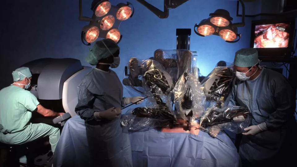Sjukhuspersonal som opererar. Foto: Shutterstock.