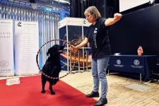Monica Almqvist och hunden Neville gör tricks på Vattenhallen. Foto.