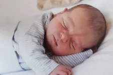 Foto på sovande bebis Arthur som föddes den 15 juli i tyska Dresden blev nummer 100 000 att screenas för hög risk för typ 1-diabetes.