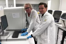 bild på Jonas Björkman, mikrobiolog vid CMD och CTG och Ulrich Pfisterer, biträdande forskare och ansvarig för singel-cell-plattformen vid CTG, tittar på resultaten från en covid-19-körning. Foto: Åsa Hansdotter 