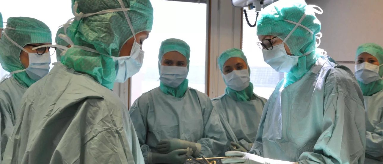 Sjuksköterskestudenter i en operationssal. Foto.