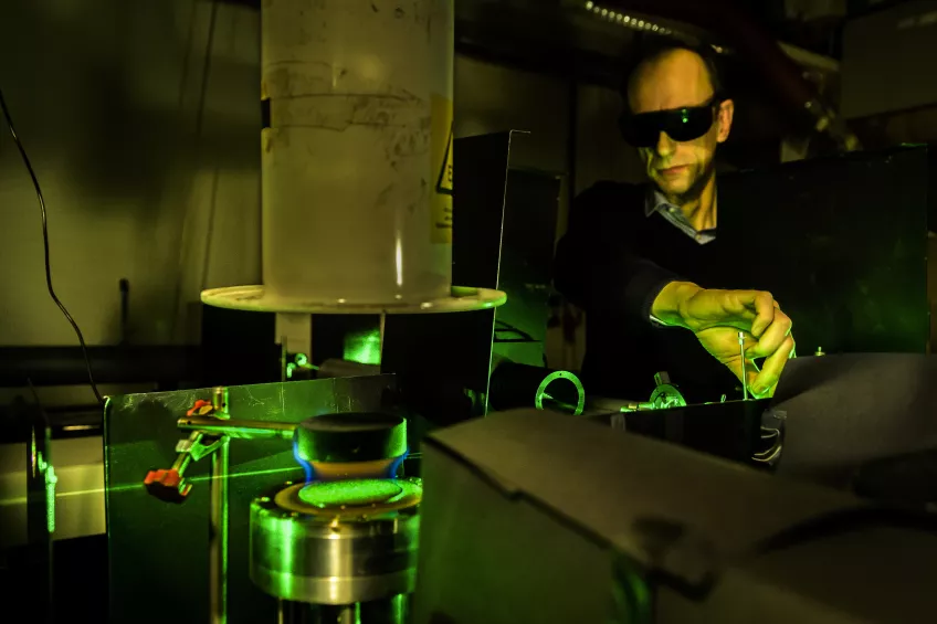 Förbränning av olika ämnen studeras med hjälp av grön laser i laserlabbet på fysiska institutionen. Bild: K.Ruona
