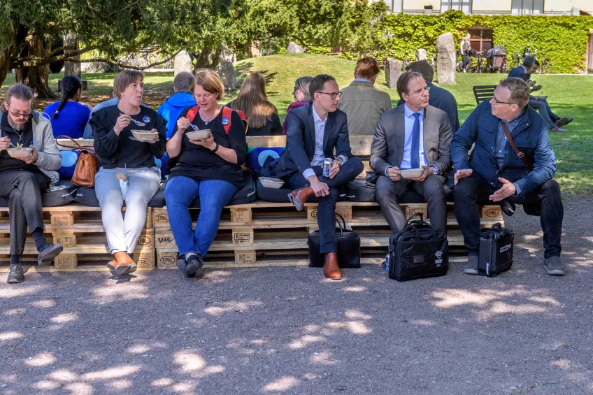 Deltagare i AI Nordic Powwow har lunchrast i Lundagård. Däribland Anders Borg och Mats Persson, riksdagsman för liberalerna. Foto: Kennet Ruona
