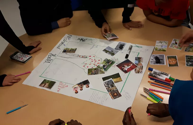 Under fokusgruppsintervjuer med barn från två olika skolor fick barnen bland annat rita en skog och vilka aktiviteter de brukade utföra där, samt berätta om de känslor som dessa aktiviter medförde. Bilden illustrerar detta