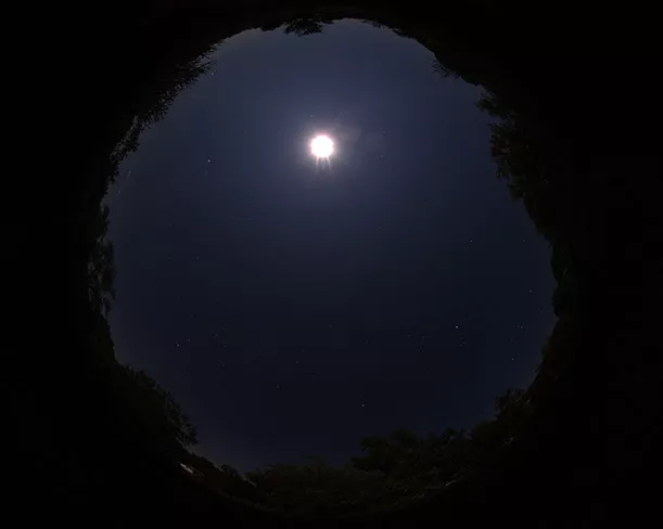 Afrikansk natthimmel med månen överst och Vintergatan därunder.