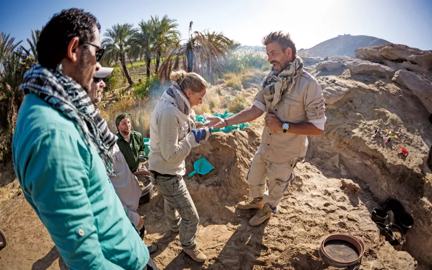 Arkeologerv tittar på fynd i Egypten