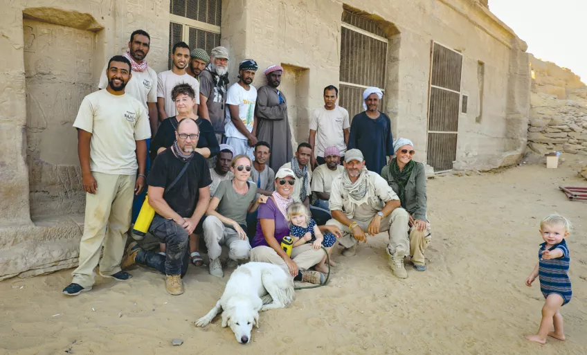 Gruppbild på arkeologer i Egypten